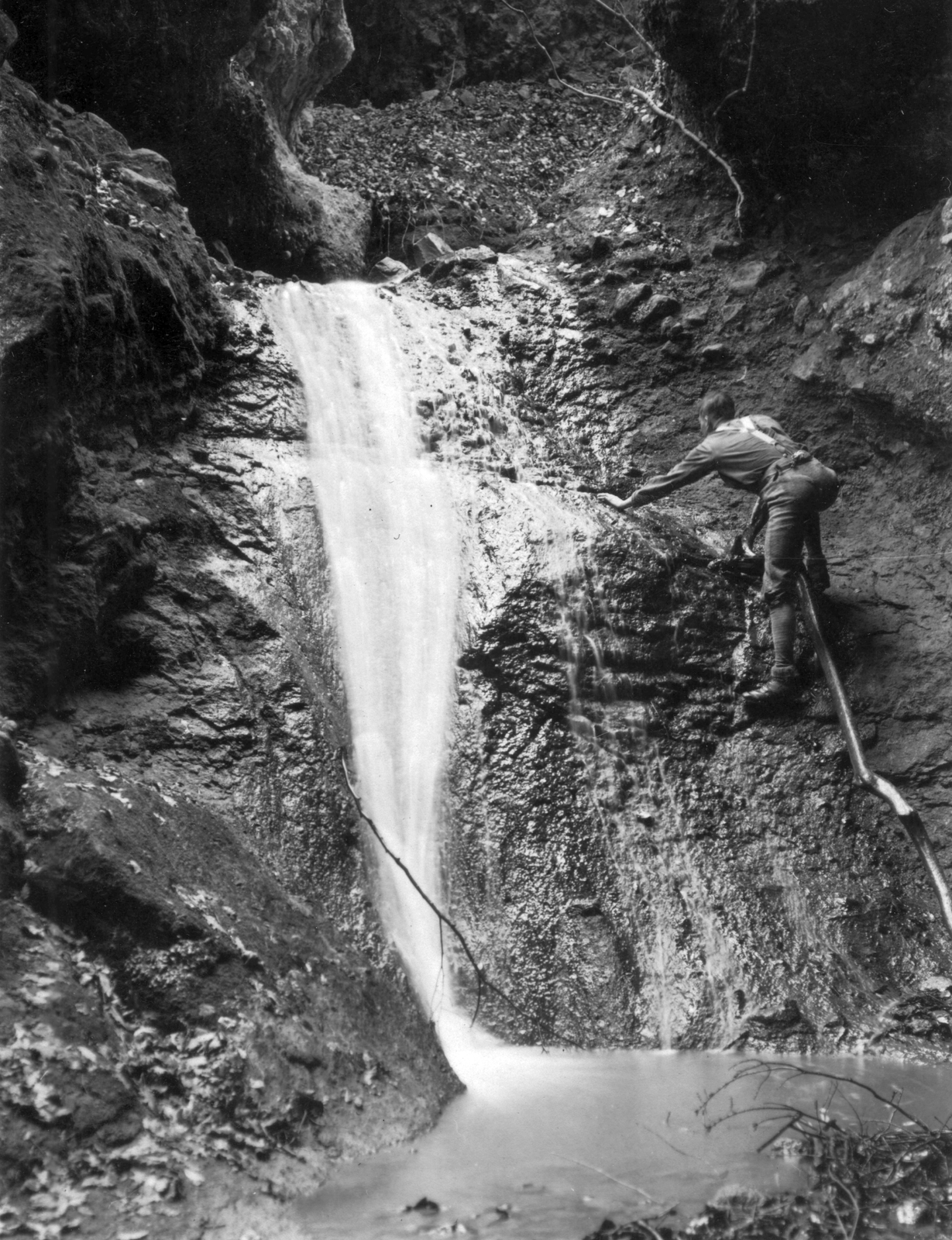 Hungary, Dömös, Rám-szakadék., 1933, A R, rock, water fall, tourist, Fortepan #62232