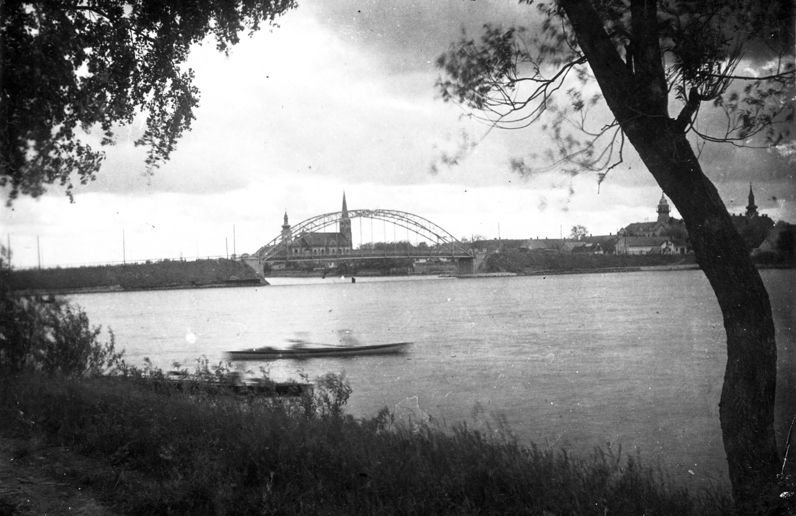 Hungary, Ráckeve, Ráckevei (Soroksári)-Duna, szemben az Árpád híd, mögötte a Ráckevei Református Egyházközség temploma és a Keresztelő Szent János-templom tornya látszik., 1935, A R, bridge, Szilárd Zielinski-design, Fortepan #62237