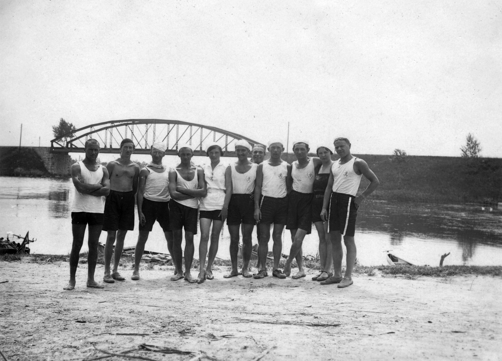 Magyarország, Dunaharaszti, a Ráckevei (Soroksári)-Duna partja háttérben a vasúti híd., 1935, A R, csoportkép, vasúti híd, vízisport, Fortepan #62239