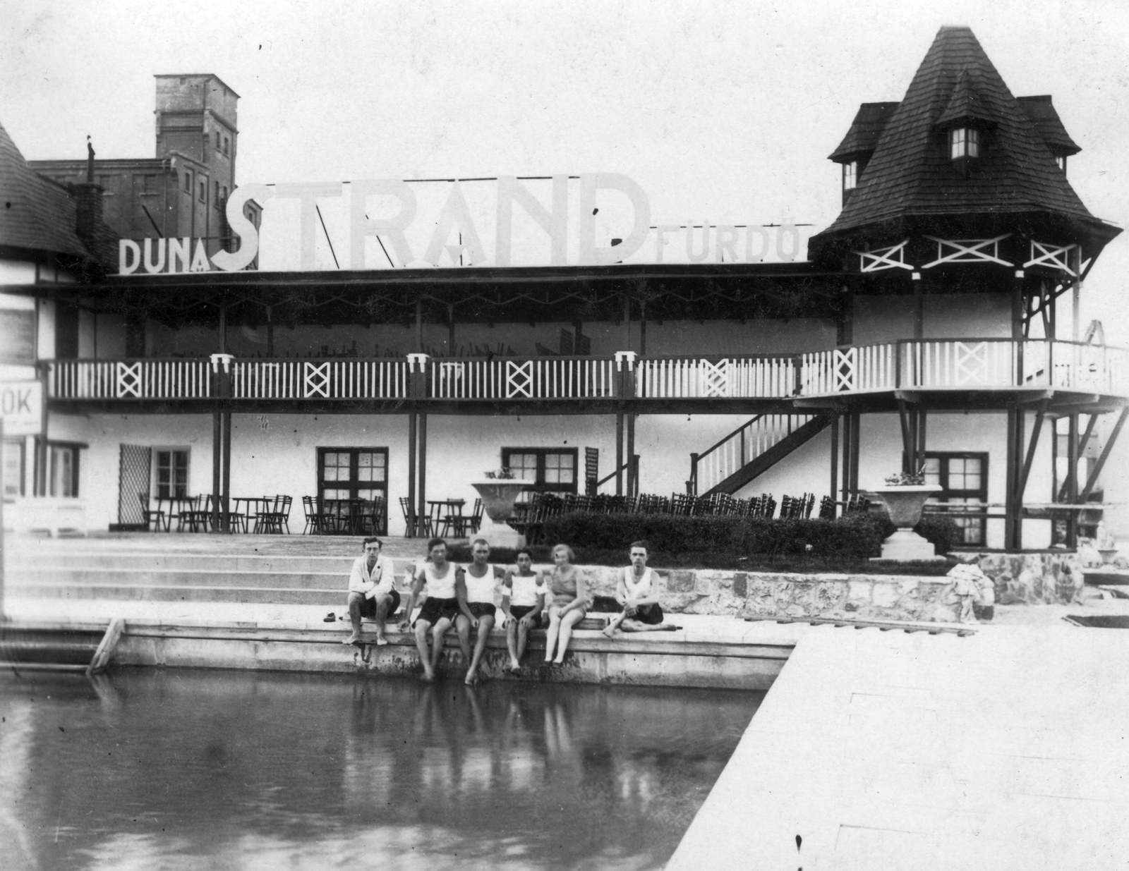 Hungary, Budapest II., Duna strandfürdő az Újlaki rakparton a Sajka utcánál. Balra a háttérben a Lujza gőzmalom., 1930, A R, beach, label, steam mill, Budapest, flower box, Fortepan #62244