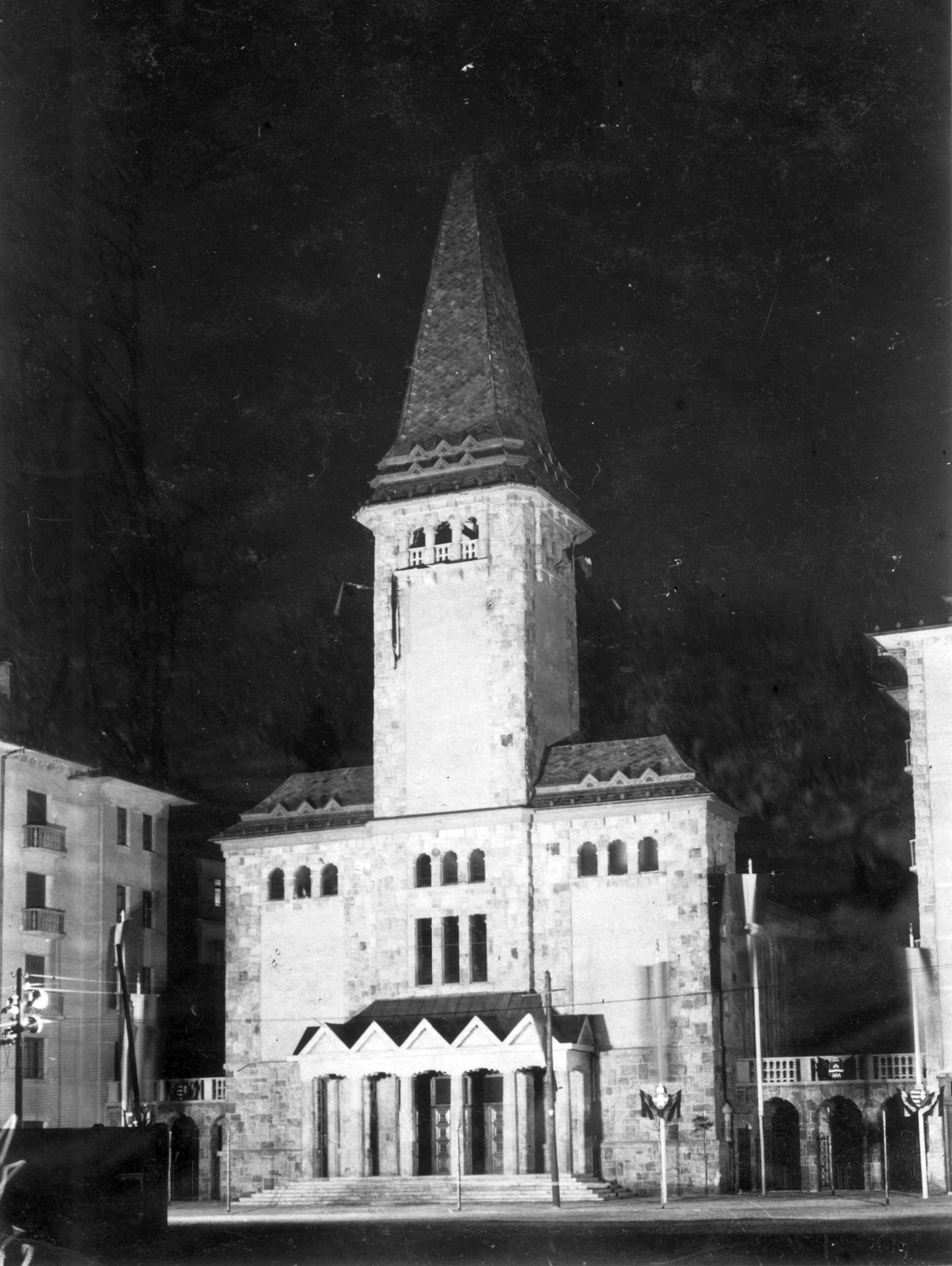 Hungary, Budapest XI., Október huszonharmadika (Lenke) utca, Kelenföldi református templom., 1934, A R, church, flag, night, crest, floodlighting, Budapest, István Medgyaszay-design, Fortepan #62249