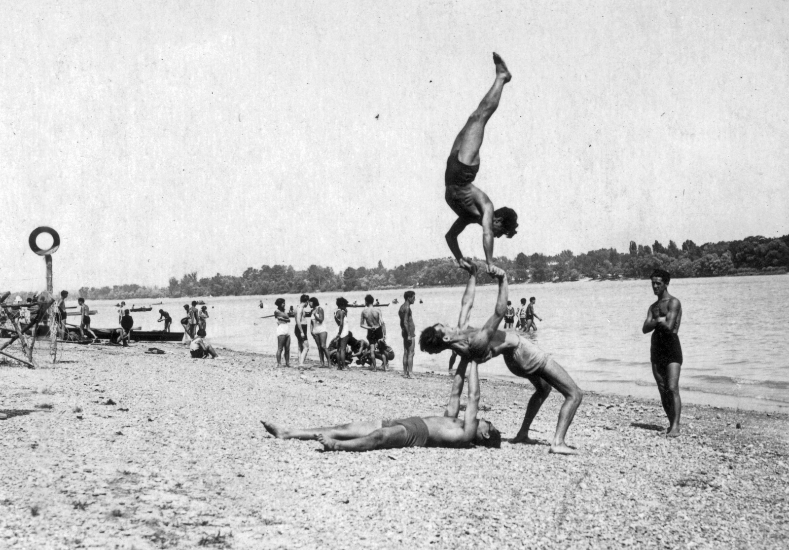 Magyarország, Budapest III., Római part., 1934, A R, strand, fürdőruha, fiatalság, nyár, vízpart, torna, mutatvány, fürdőnadrág, Budapest, kézenállás, emberi piramis, napbarnított, félmeztelen, Fortepan #62265