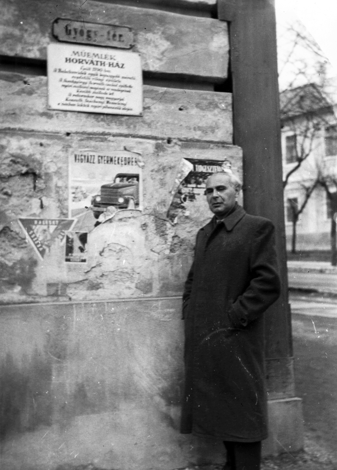 Magyarország, Balatonfüred, Gyógy tér 3., Horváth-ház., 1955, Rátonyi Gábor Tamás, portré, műemlék, férfi, utcanévtábla, emléktábla, zsebredugott kéz, Fortepan #62271