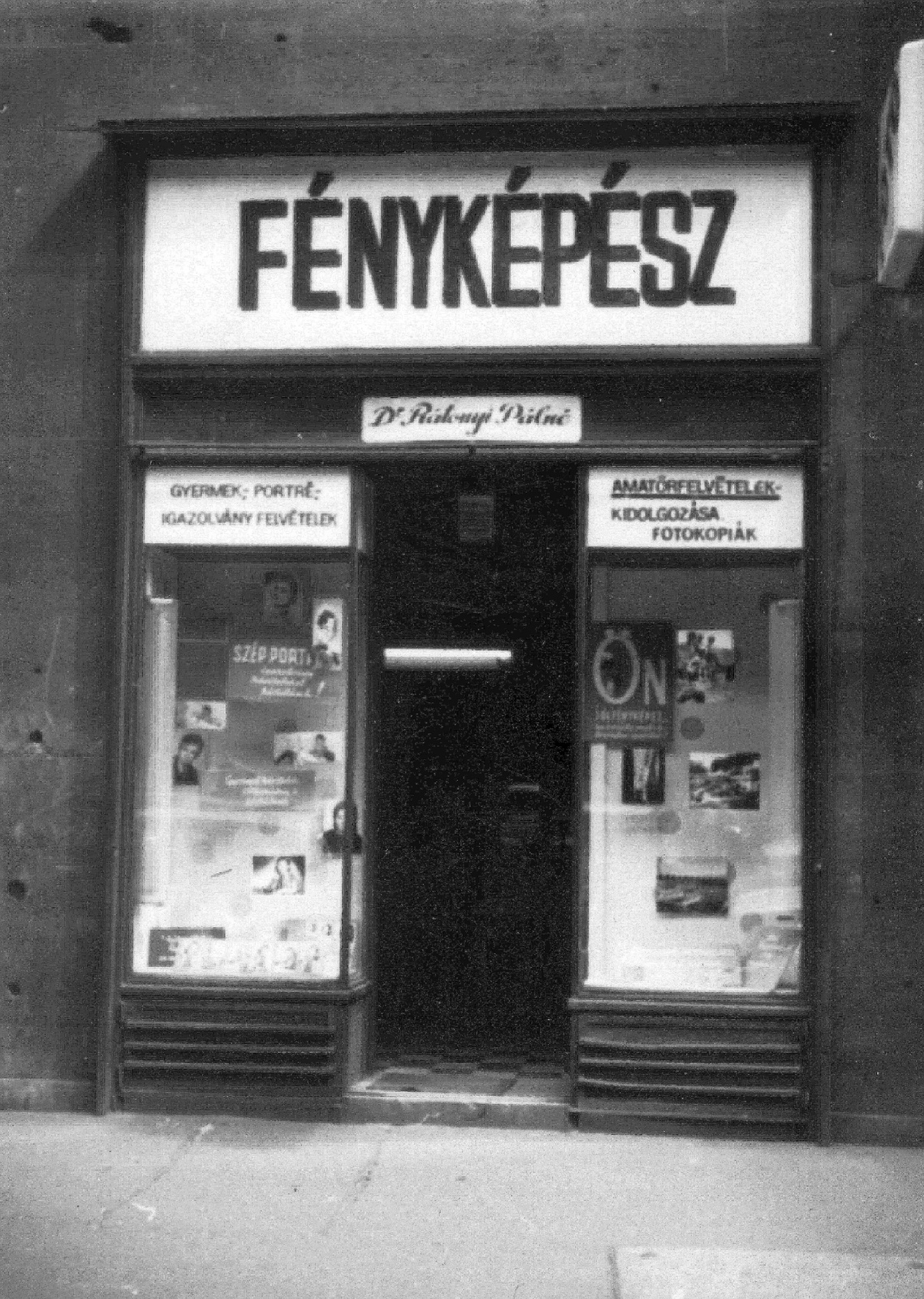 Hungary, Budapest VII., Madách Imre út 3., 1960, Rátonyi Gábor Tamás, Show window, store display, photographer, Budapest, tradie, extinct crafts, Fortepan #62272