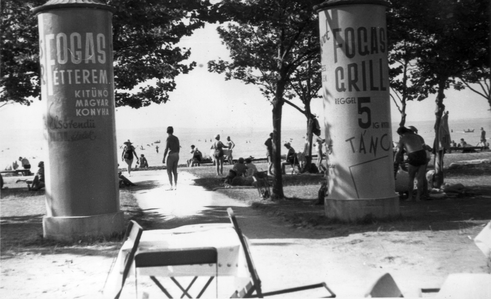 Hungary,Lake Balaton, Siófok, Strand., 1938, Rátonyi Gábor Tamás, beach, ad pillar, Fortepan #62274