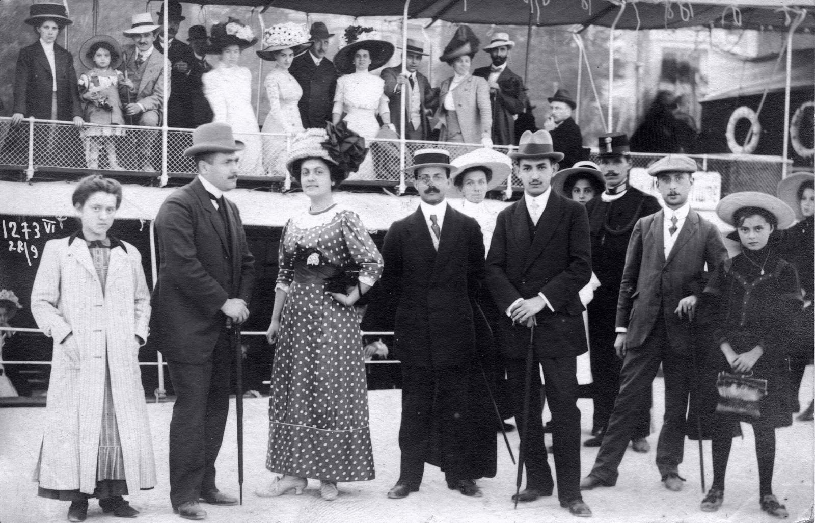 Horvátország, Abbázia, kikötő., 1913, A R, divat, kalap, hajó, csoportkép, mentőöv, pöttyös ruha, zsebredugott kéz, sétabot, Fortepan #62286