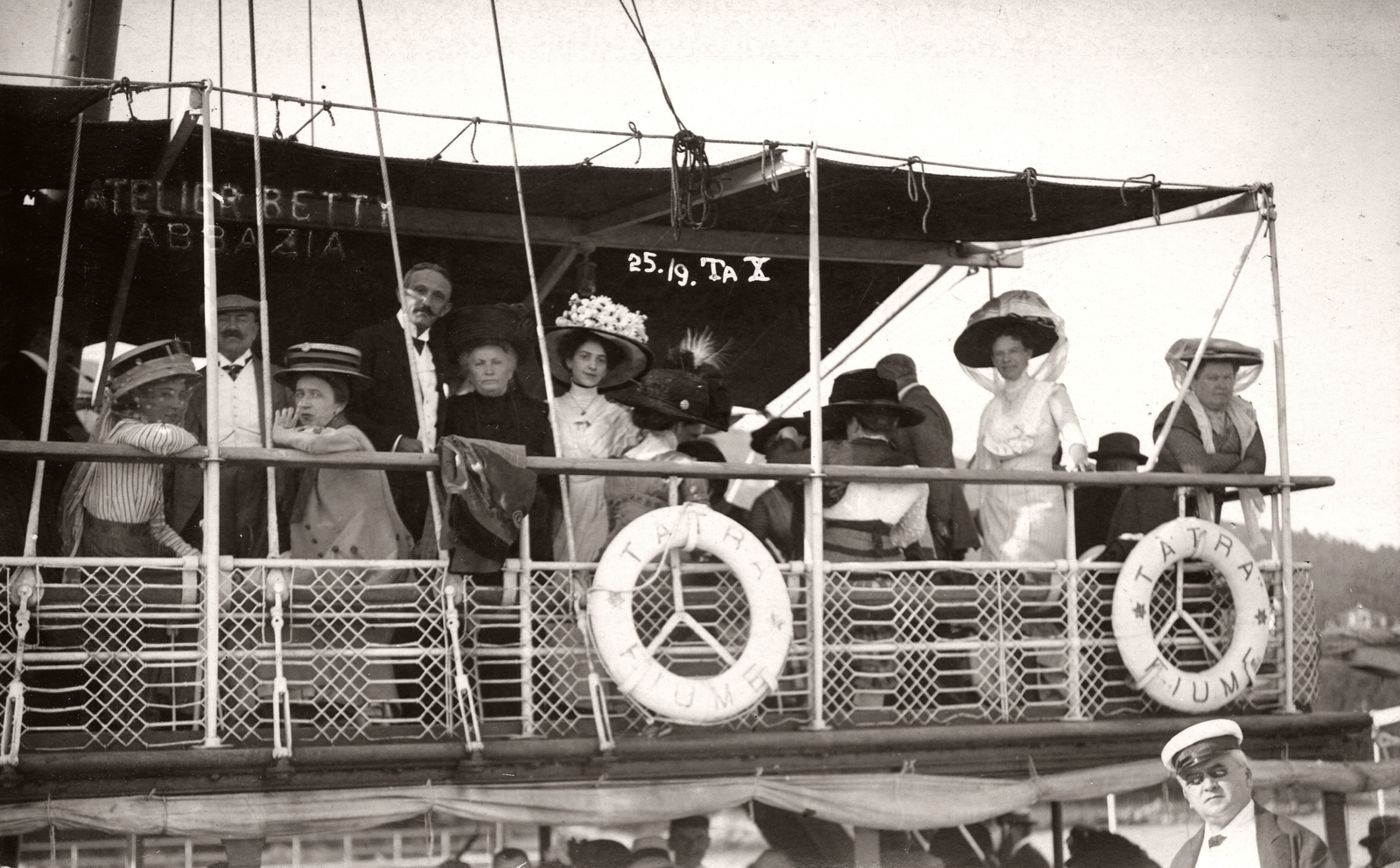 Croatia,Adriatic Sea, Opatija, kikötő, utasok a Tátra gőzös fedélzetén., 1913, A R, fashion, hat, tableau, lifebelt, steamboat, Tátra ship, Fortepan #62292