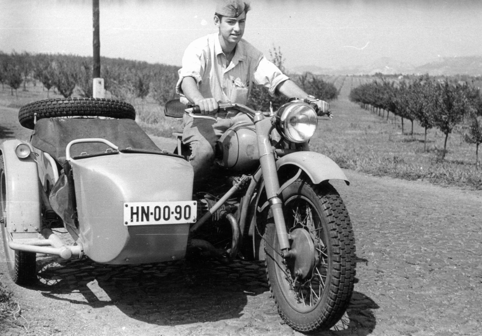 Hungary, Budapest XI., Repülőtéri út., 1960, A R, portrait, summer, motorcycle with sidecar, man, soldier, number plate, Budapest, Ural-brand, Fortepan #62315