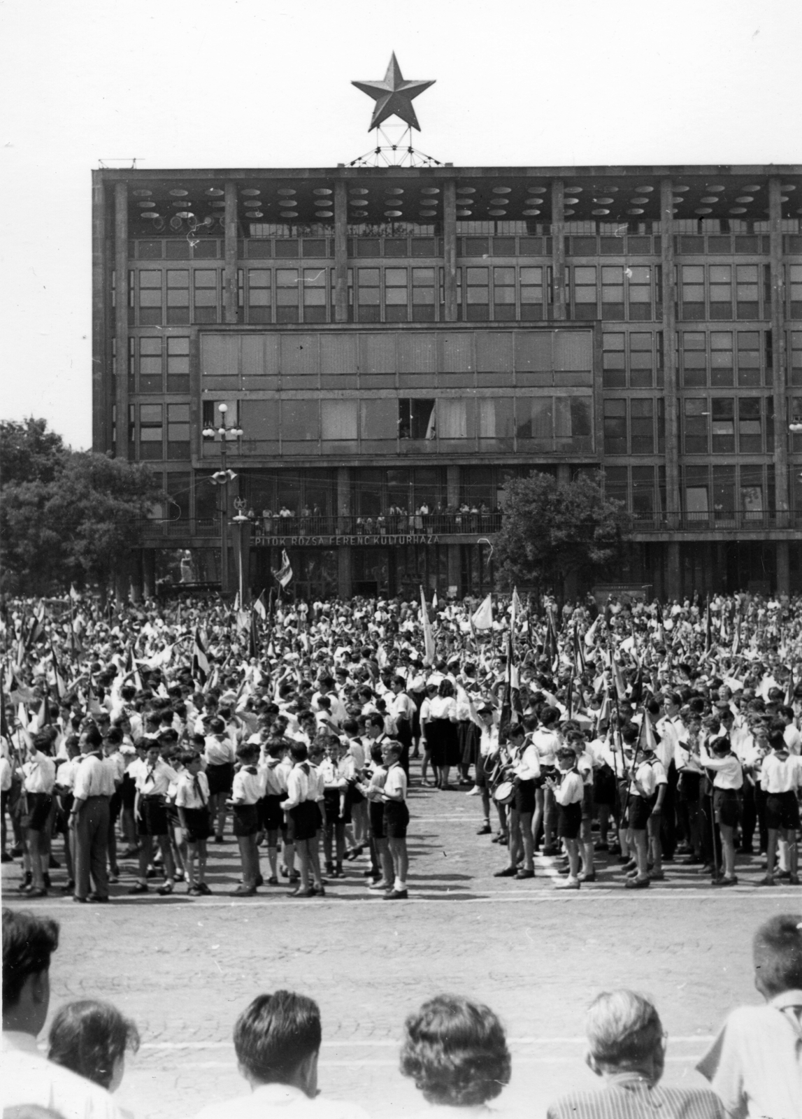 Hungary, Budapest XIV., Ötvenhatosok tere (Felvonulási tér), háttérben a MÉMOSZ (Magyarországi Építőipari Munkások Országos Szövetsége) székház., 1963, A R, pioneer, socialism, march, Red Star, public building, Budapest, György Szrogh-design, Lajos Gádoros-design, Imre Perényi-design, Gábor Preisich-design, Fortepan #62334