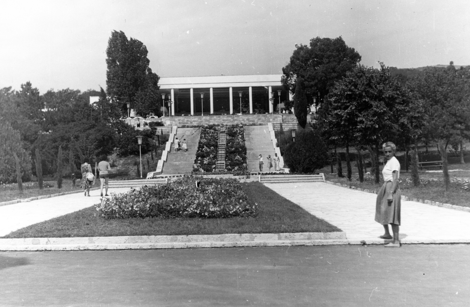 Bulgaria, Varna, szemben a Kaszinó épülete., 1963, A R, portrait, stairs, flower, summer, woman, colonnade, Fortepan #62348