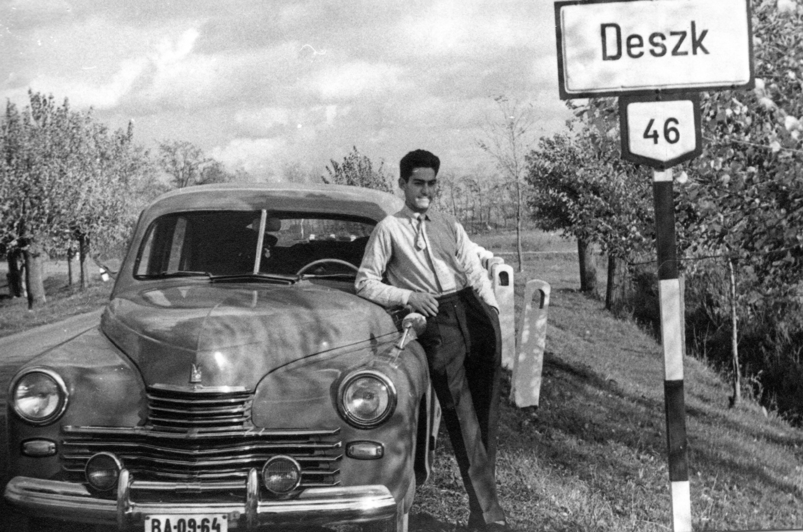 Magyarország, Deszk, a község határa Klárafalva felől., 1960, A R, portré, szovjet gyártmány, sofőr, nyár, férfi, országút, automobil, GAZ M20 Pobeda, rendszám, helységnév tábla, könyökölni, Fortepan #62349