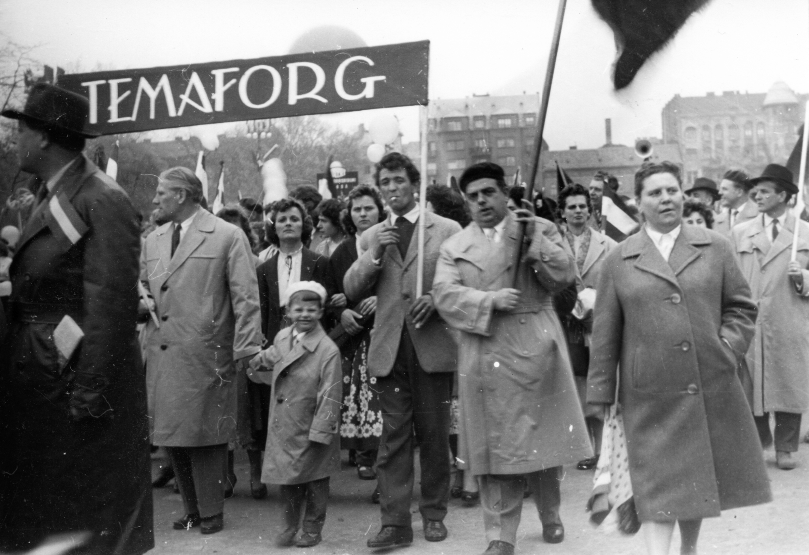 Hungary, Budapest XIV., Dózsa György út (Felvonulási tér), háttérben az Ajtósi Dürer sor épületei, május 1-i felvonulás., 1963, A R, socialism, march, 1st of May parade, Budapest, Fortepan #62366