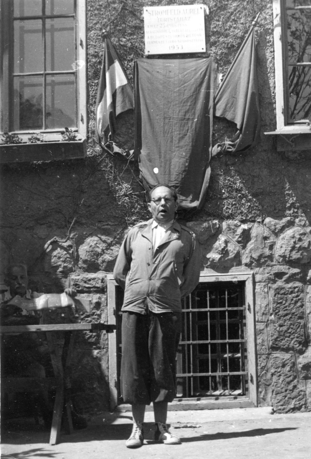 Magyarország, Pilis hegység, Kevély-nyereg, Stromfeld Aurél turistaház., 1955, A R, zászló, turista, Fortepan #62379