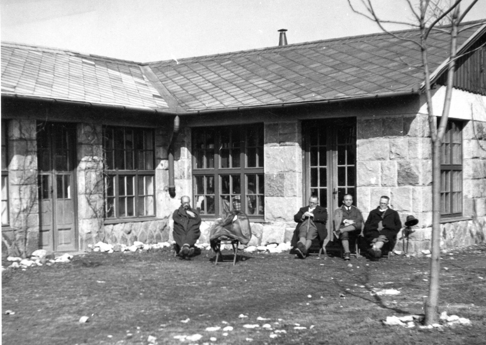 Hungary, Pilis Mountains, Kevély-nyereg, Természetbarátok Turista Egyesülete Kevélynyergi Menedékháza., 1928, A R, men, relaxation, István Hamburger-design, Fortepan #62381