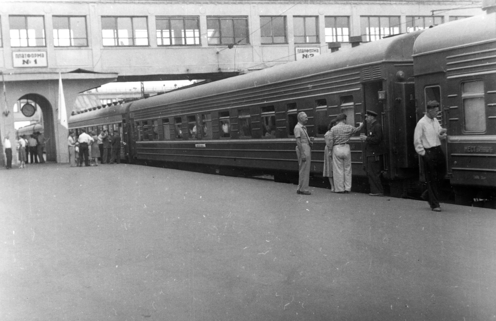 Ukraine, Kyiv, vasútállomás., 1960, A R, Soviet Union, label, train station, passenger, conductor, train, Cyrillic alphabet, Fortepan #62385