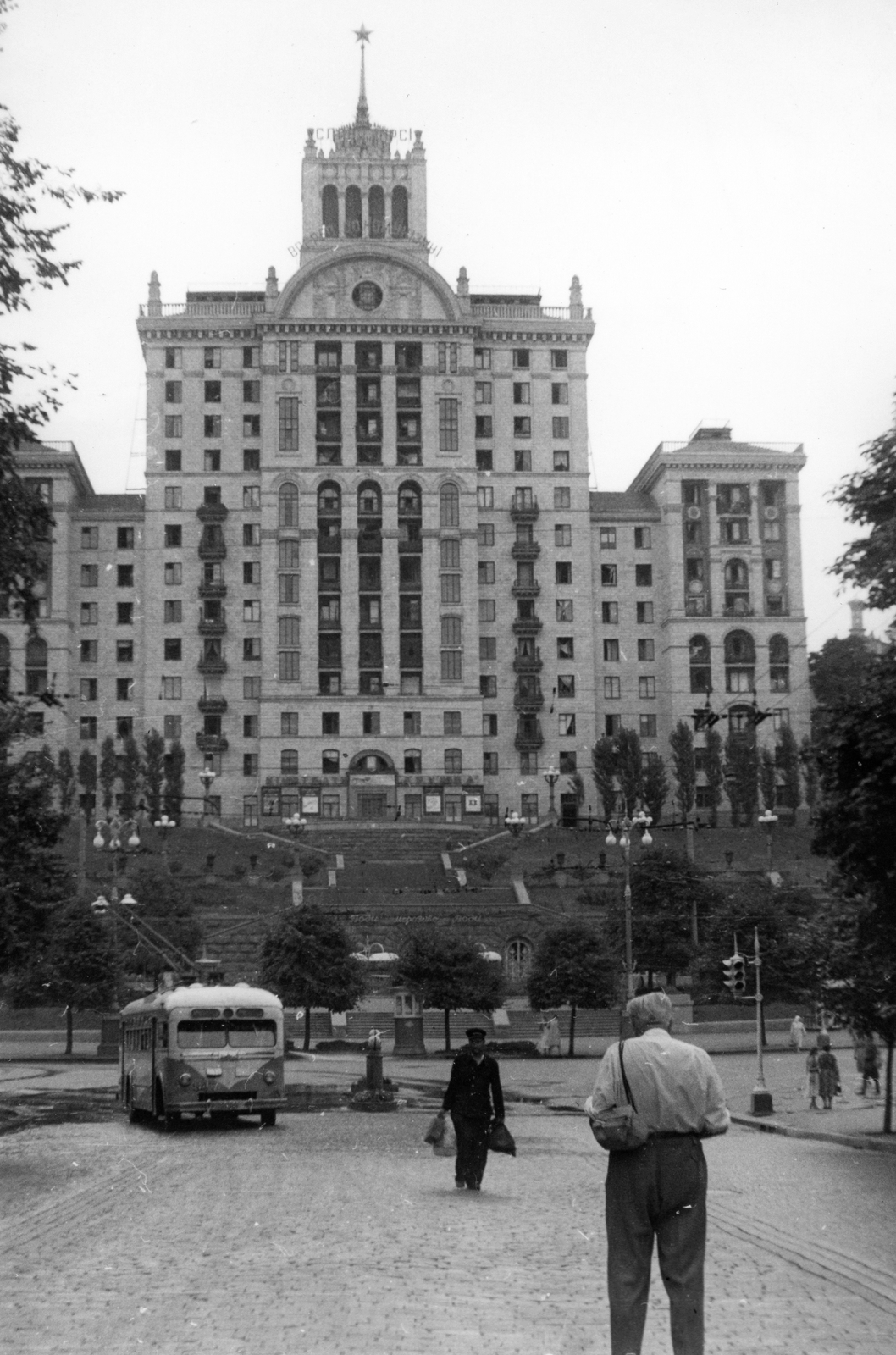 Ukraine, Kyiv, Hrescsatik sugárút 25. a Bohdan Hmelnickij sugárút torkolata felől nézve., 1960, A R, Soviet Union, trolley bus, Fortepan #62387