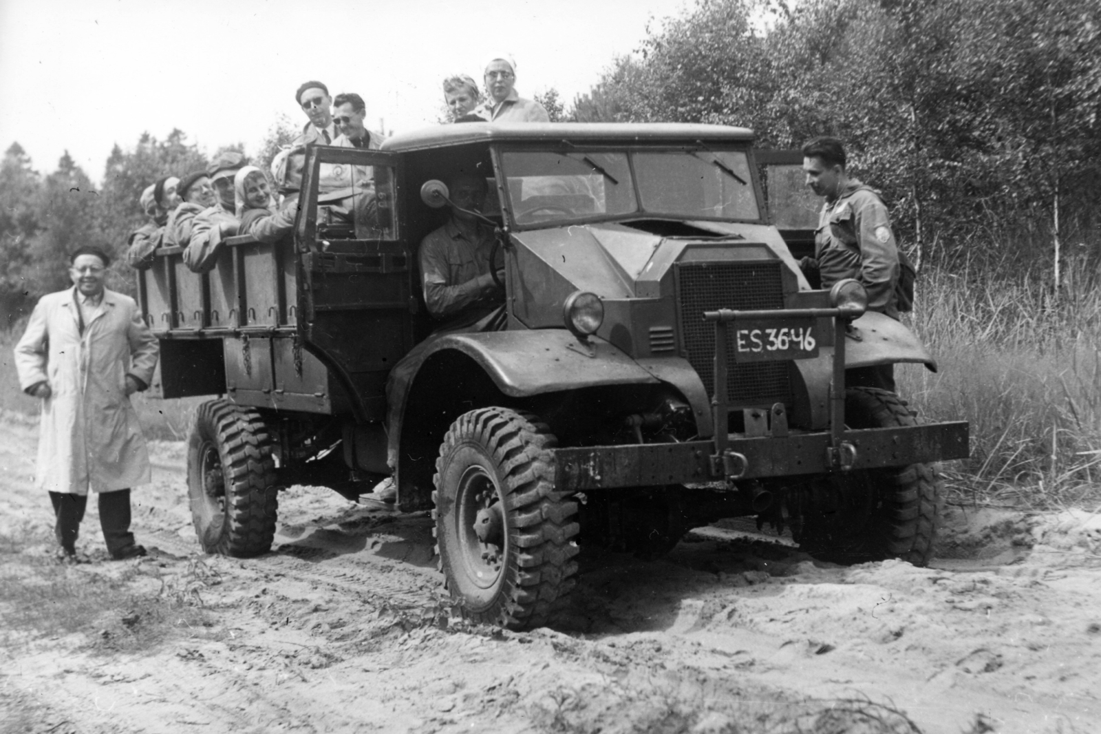Poland, 1957, A R, British brand, commercial vehicle, Chevrolet-brand, number plate, CMP-brand, Canadian brand, Fortepan #62393