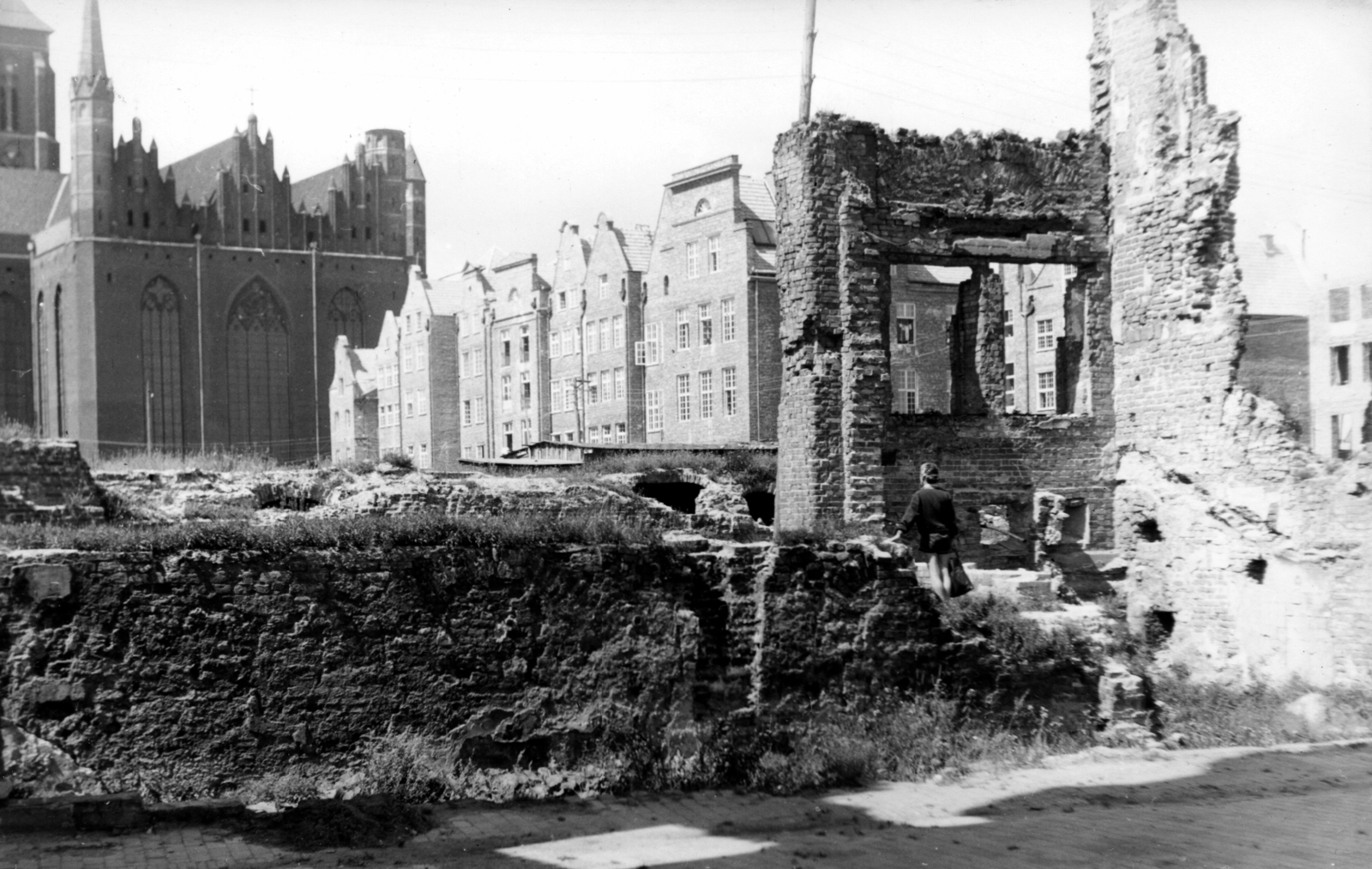 Poland, Gdańsk, ulica Grzaska, balra a háttérben a Szűz Mária-templom., 1957, A R, church, Catholic Church, gothic, Cathedral, Heinrich Ungeradin-design, Hans Brandt-design, Heinrich Haetzl-design, Tylman van Gameren-design, pointed arch, Fortepan #62402