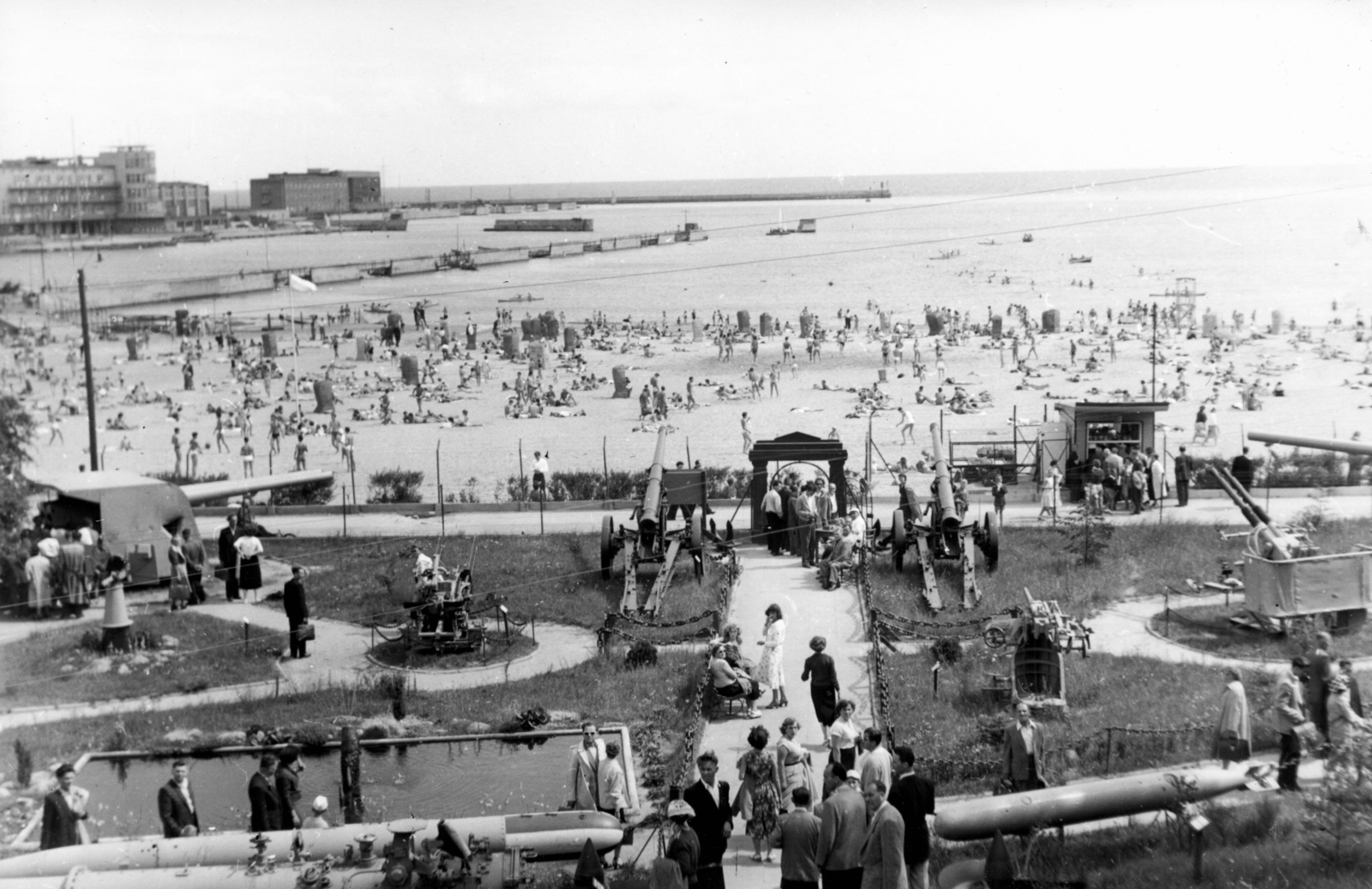 Poland, Gdynia, a Haditengerészeti Múzeum szabadtéri kiállítása., 1957, A R, beach, cannon, sea shore, ordnance, Fortepan #62405