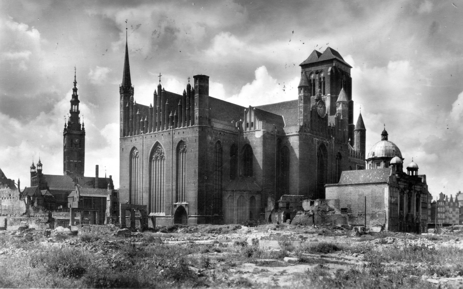 Poland, Gdańsk, Szűz Mária-templom az ulica Świetego Ducha felől nézve., 1957, A R, church, Catholic Church, gothic, Cathedral, Heinrich Ungeradin-design, Hans Brandt-design, Heinrich Haetzl-design, Tylman van Gameren-design, pointed arch, Fortepan #62406