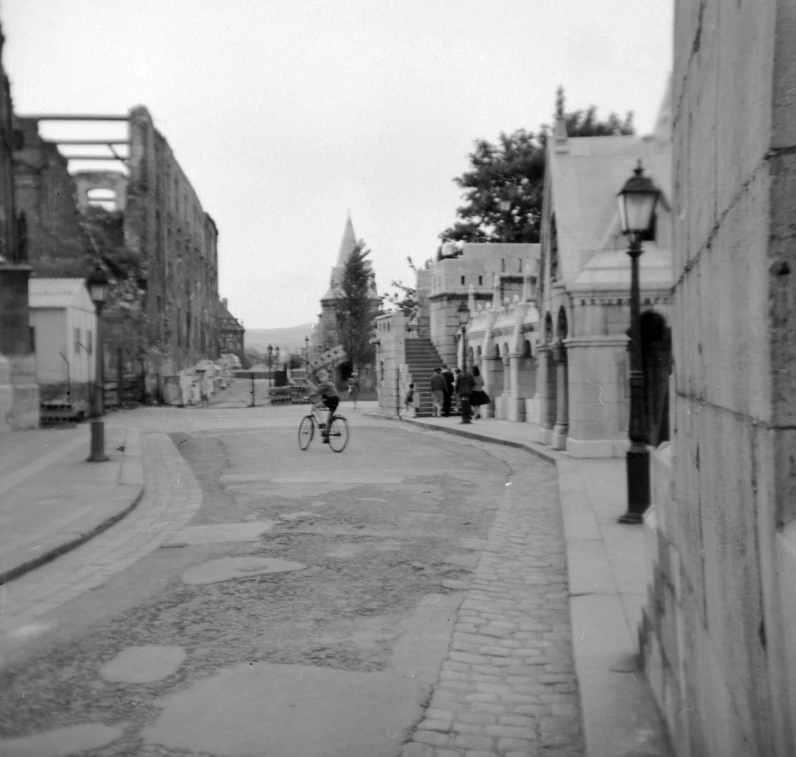 Hungary, Halászbástya, Budapest I., 1959, Fortepan, bicycle, Frigyes Schulek-design, gas lamp, Budapest, Fortepan #6241