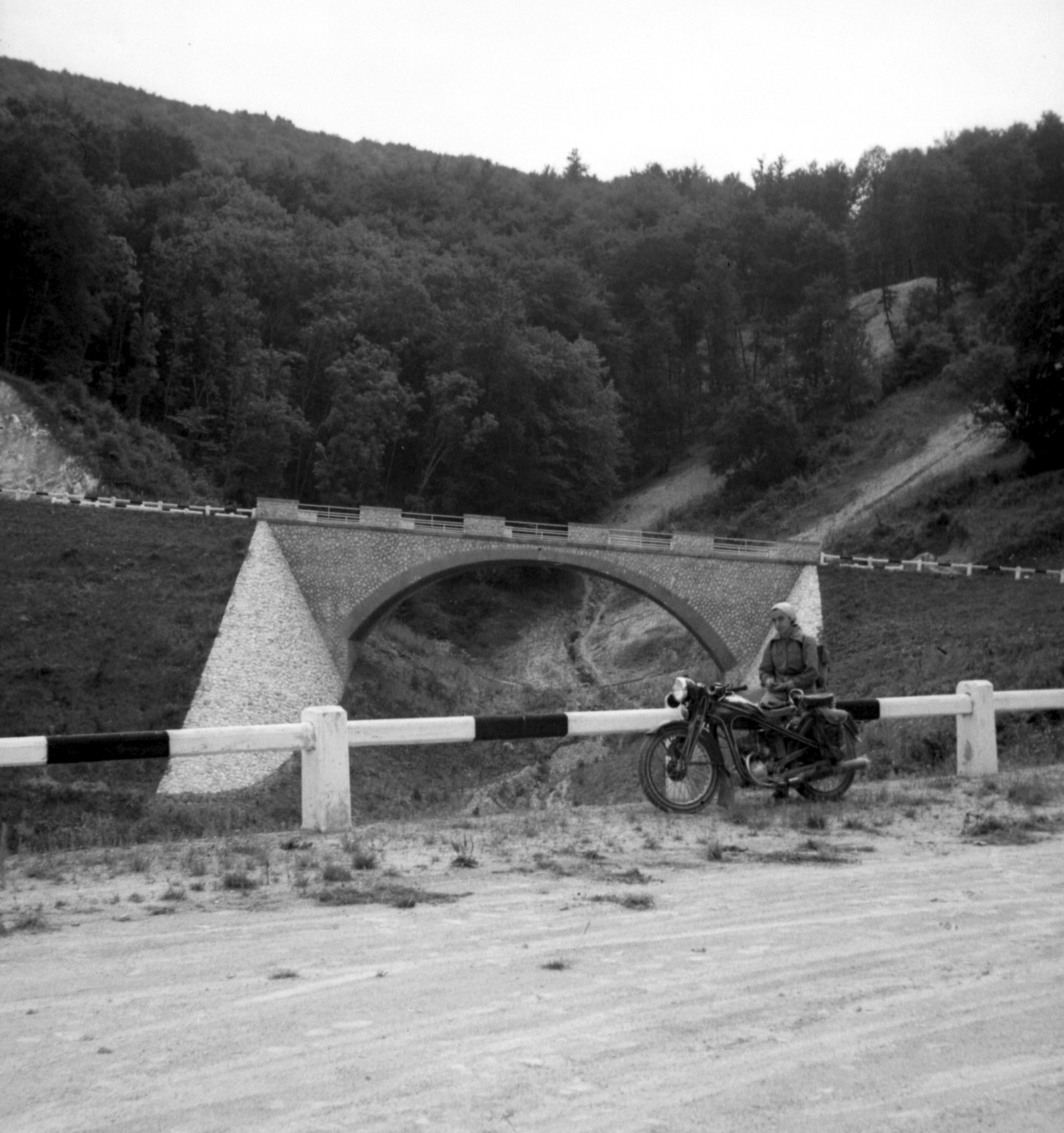 Magyarország, Pilis hegység, Esztergom, Pilisszentlélek (ekkor önálló, ma a város része), völgyhíd a 1111-es (ekkor 112-es) úton., 1938, A R, híd, motorkerékpár, nő, Fortepan #62438