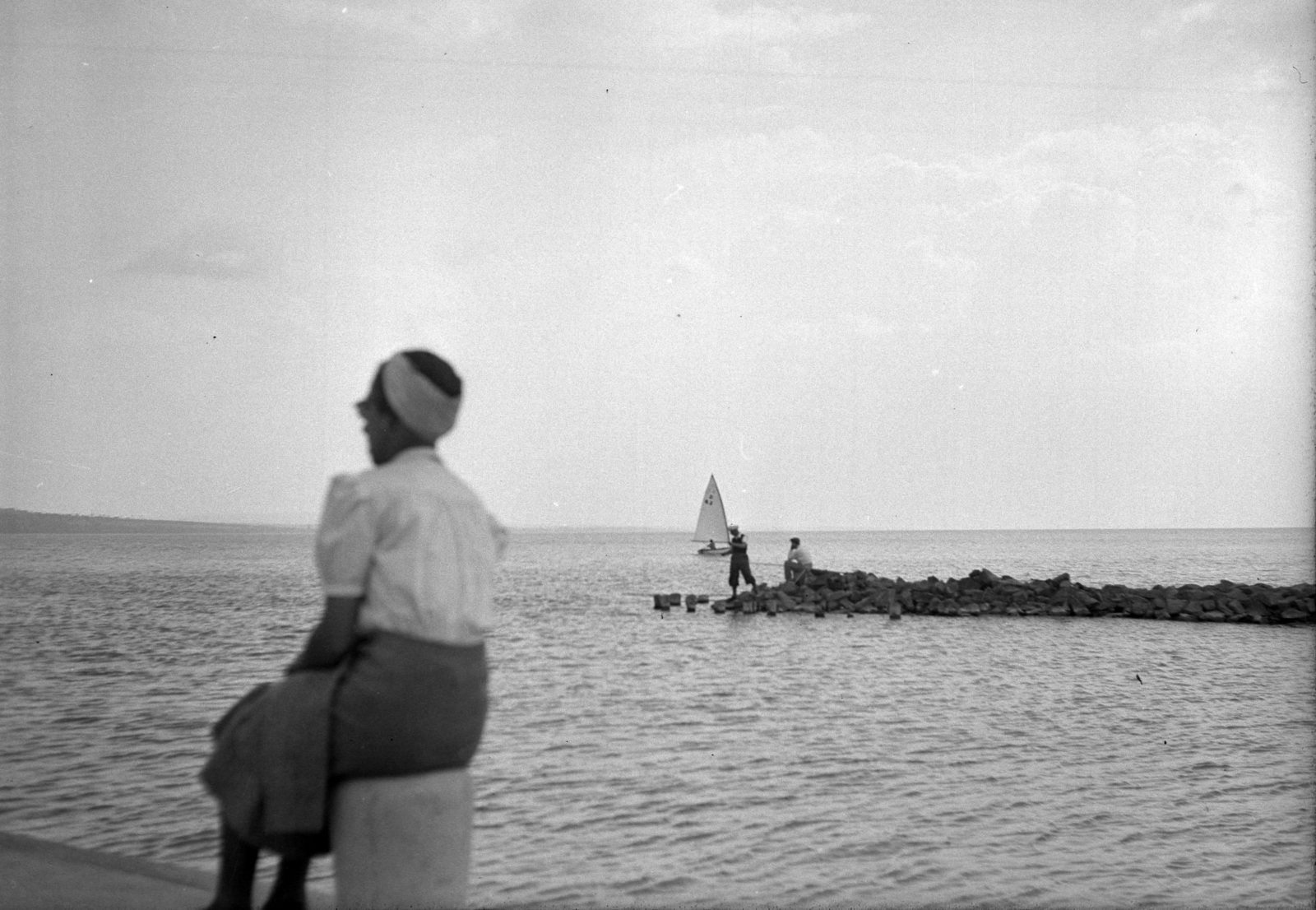 Hungary,Lake Balaton, Tihany, Tihanyrév, a túlparton a földvári partszakasz látszik., 1938, A R, sailboat, fishing, shore, mooring bollard, Fortepan #62461
