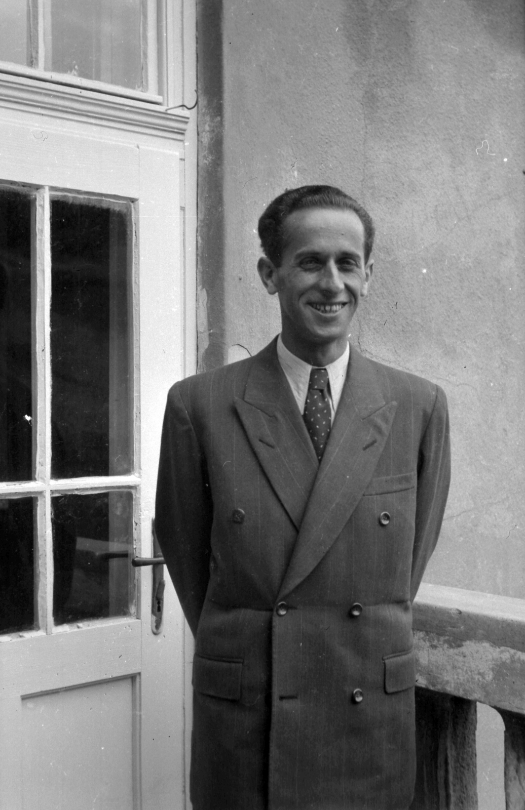 Hungary, Óbuda, Budapest III., Remetehegyi út 21., 1939, A R, portrait, tie, smile, man, Budapest, hands behind the back, double-breasted coat, Fortepan #62470