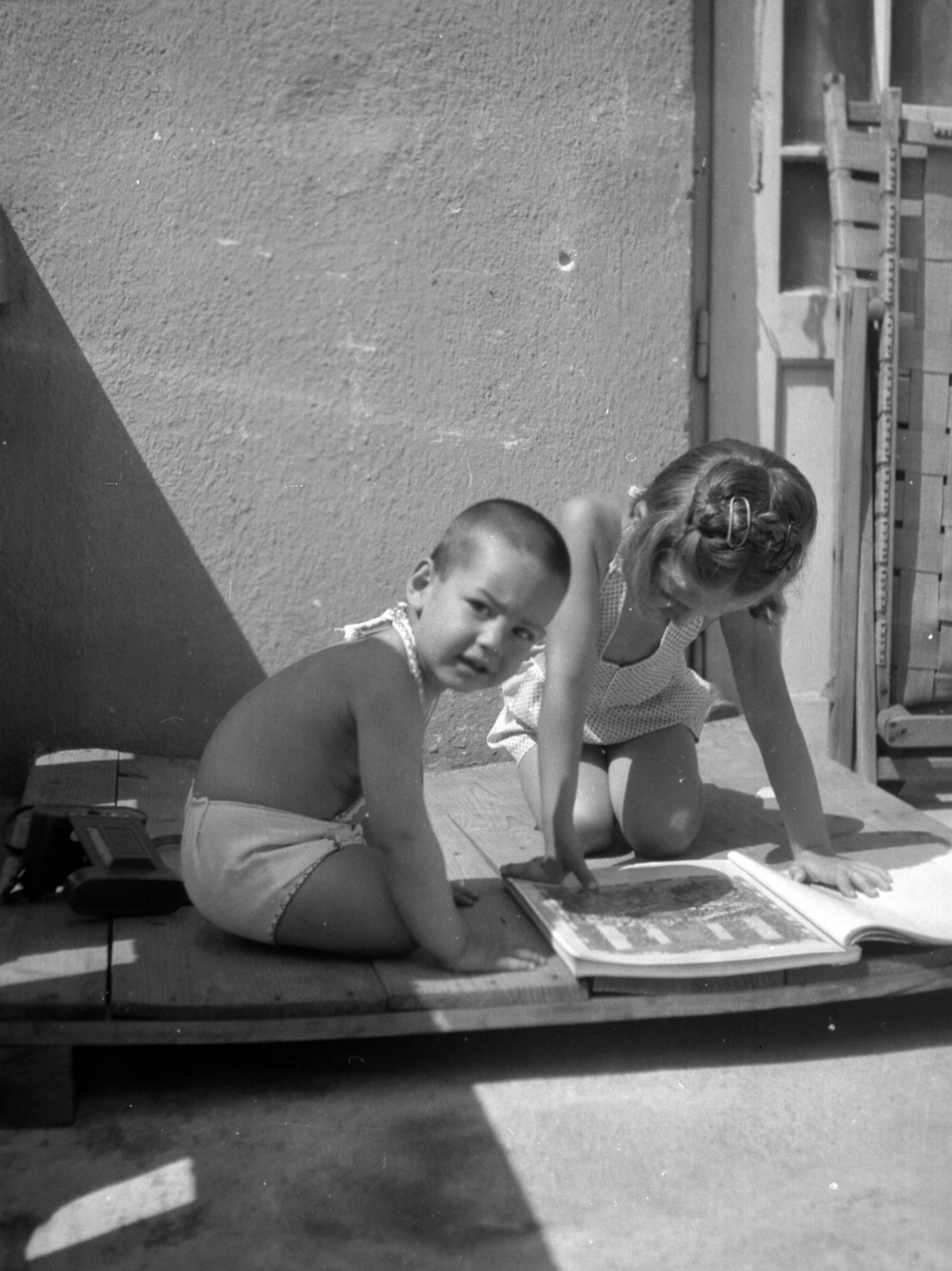 Hungary, Óbuda, Budapest III., Remetehegyi út 21., 1939, A R, book, kids, camera, kid, kid's attire, Budapest, Fortepan #62475