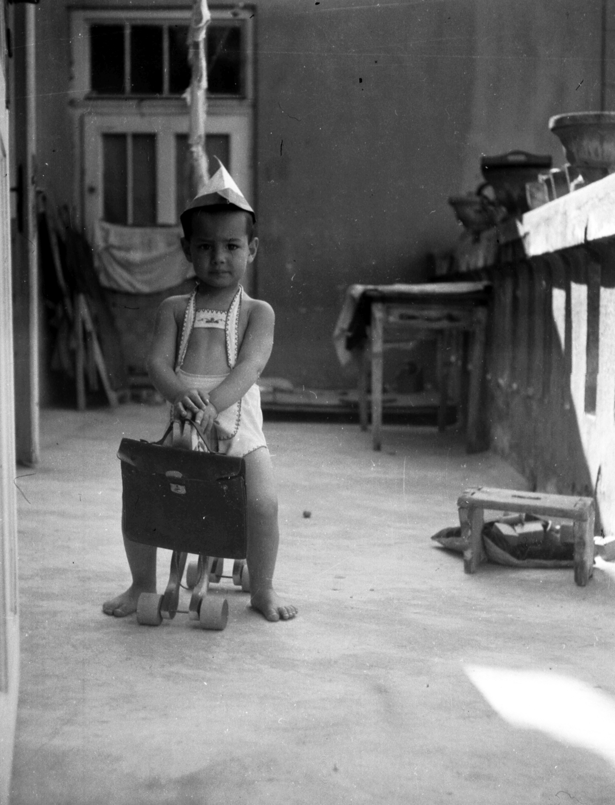 Hungary, Óbuda, Budapest III., Remetehegyi út 21., 1939, A R, toy, kitchen stool, footstool, kid, bag, barefoot, shako, kid's attire, Budapest, paper hat, Fortepan #62476