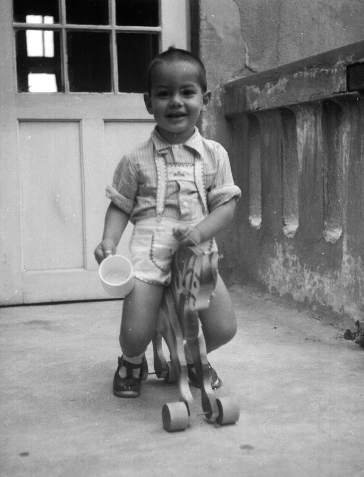Hungary, Óbuda, Budapest III., Remetehegyi út 21., 1939, A R, mug, toy, shorts, kid, kid's attire, Budapest, Fortepan #62477