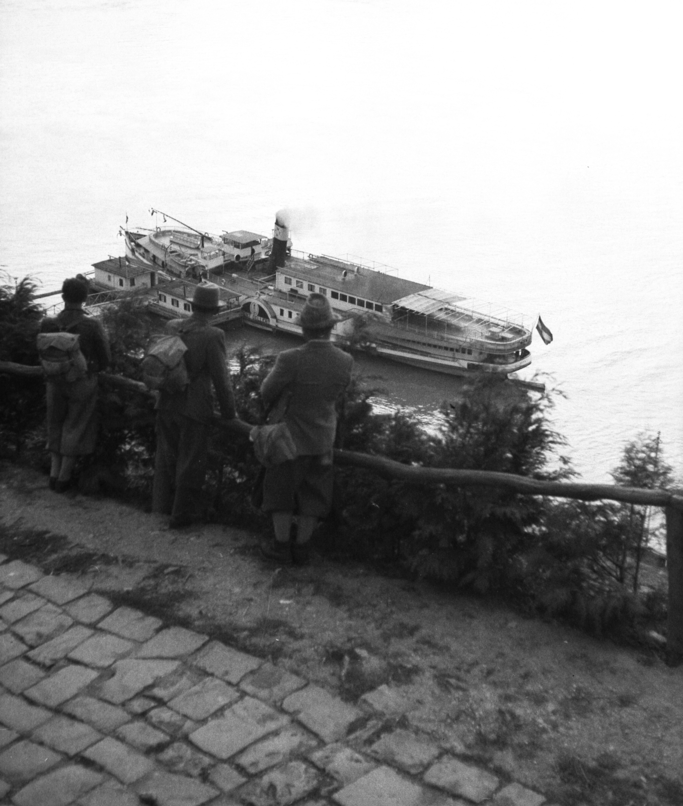 Hungary, Danube Bend, Visegrád, Szent Gellért gőzös a kikötőben., 1939, A R, ship, railing, backpack, steamboat, Szőke Tisza I./Táncsics/Szent Gellért ship, Fortepan #62481