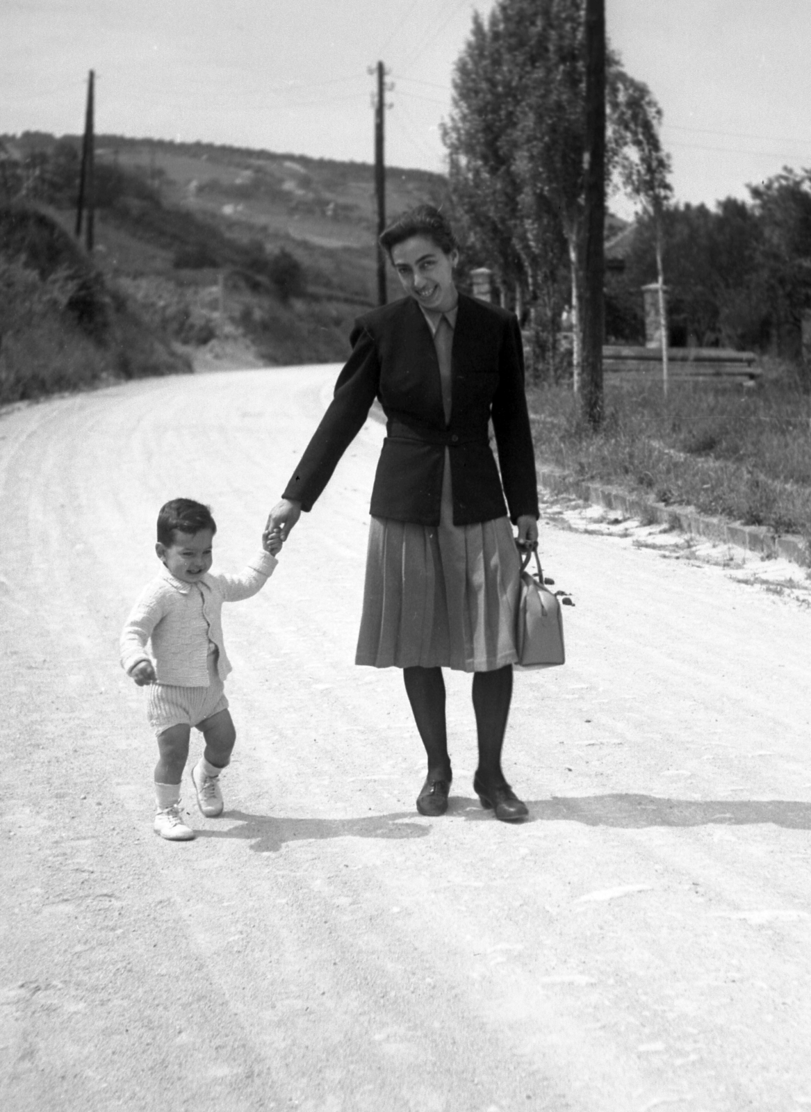 Hungary, Óbuda, Budapest III., a Remetehegyi út a Toboz utcánál., 1940, A R, pleated skirt, Budapest, hold hands, Fortepan #62487