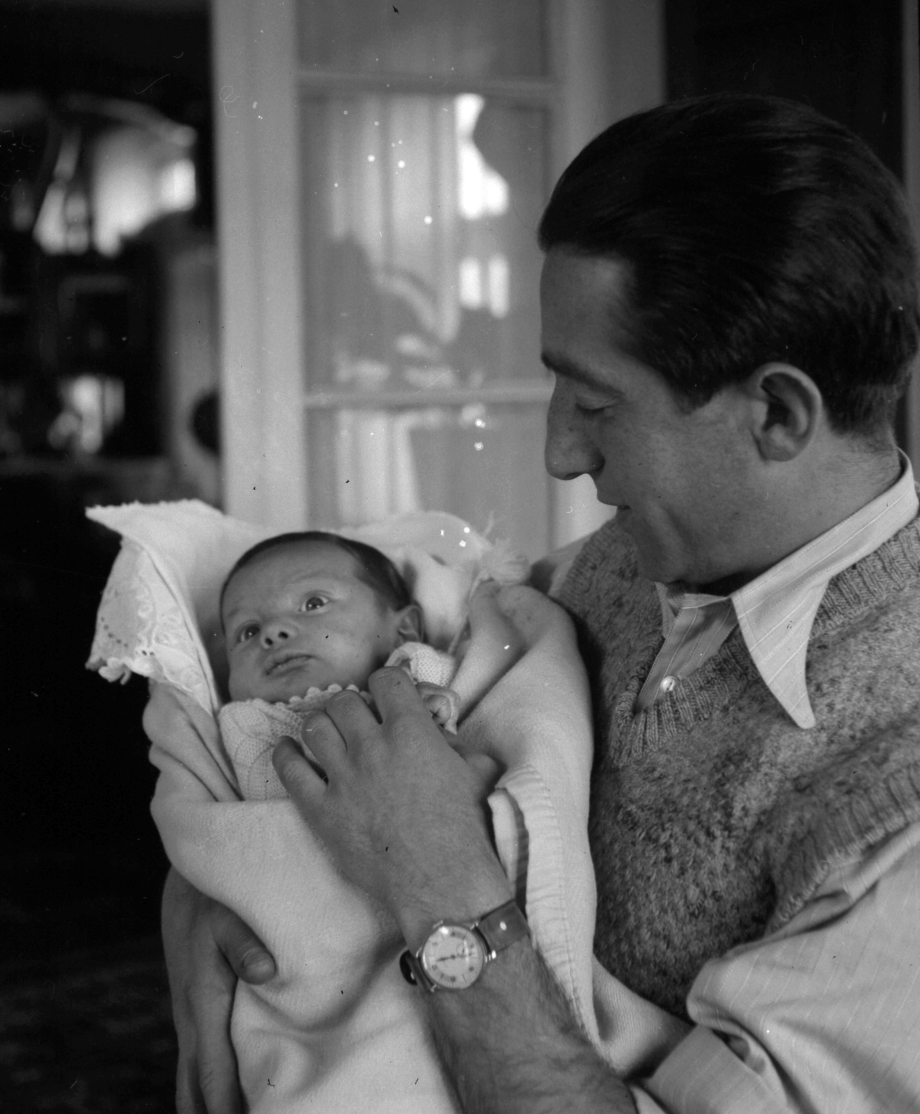 1941, A R, wrist watch, newborn, fatherhood, baby duvet, hold in arms, Fortepan #62500