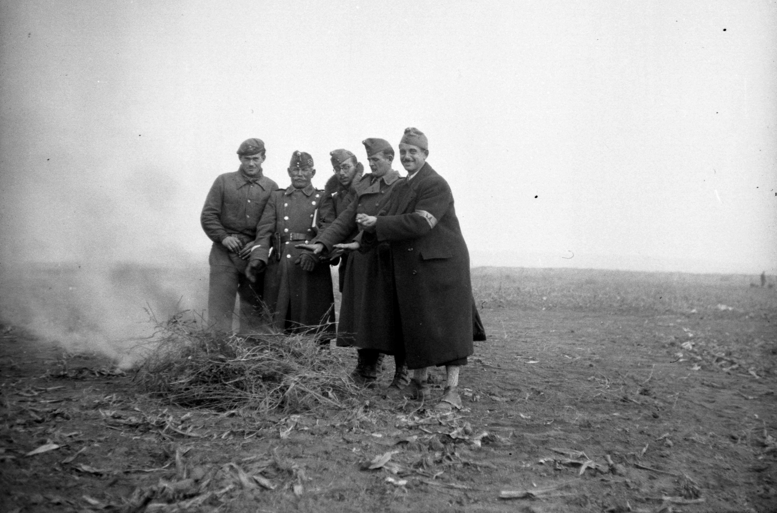 Magyarország, Ferihegyi (ma Liszt Ferenc) repülőtér, Budapest XVIII., munkaszolgálatosok és parancsnokuk a repülőtér építésekor., 1944, A R, munkaszolgálatos, Budapest, hideg, tűz, Fortepan #62518