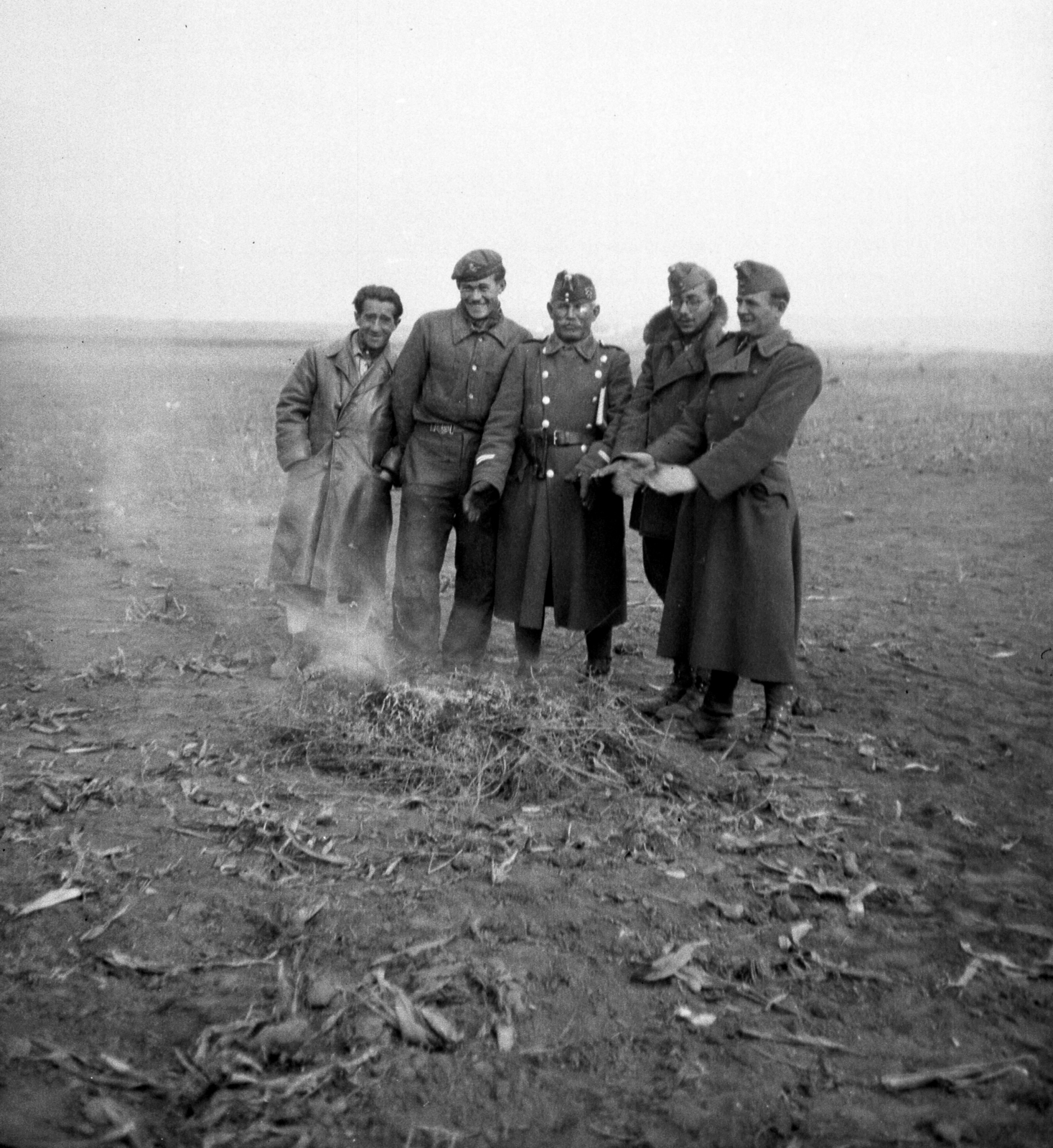 Magyarország, Ferihegyi (ma Liszt Ferenc) repülőtér, Budapest XVIII., munkaszolgálatosok és parancsnokuk a repülőtér építésekor., 1944, A R, katona, Budapest, hideg, tűz, Fortepan #62520