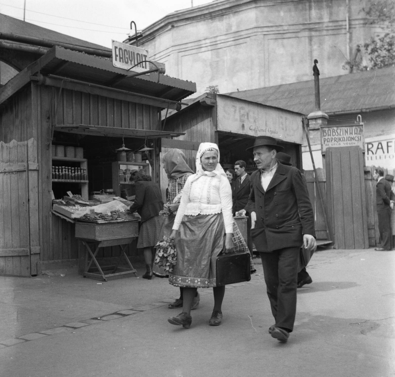 Hungary, Budapest XIV., háttérben a Feszty-körkép (A magyarok bejövetele) pavilonja, a későbbi Vidámpark területén., 1939, Góg Emese, ice cream, suitcase, folk costume, fair, puppet-show, candy store, Budapest, Fortepan #62573