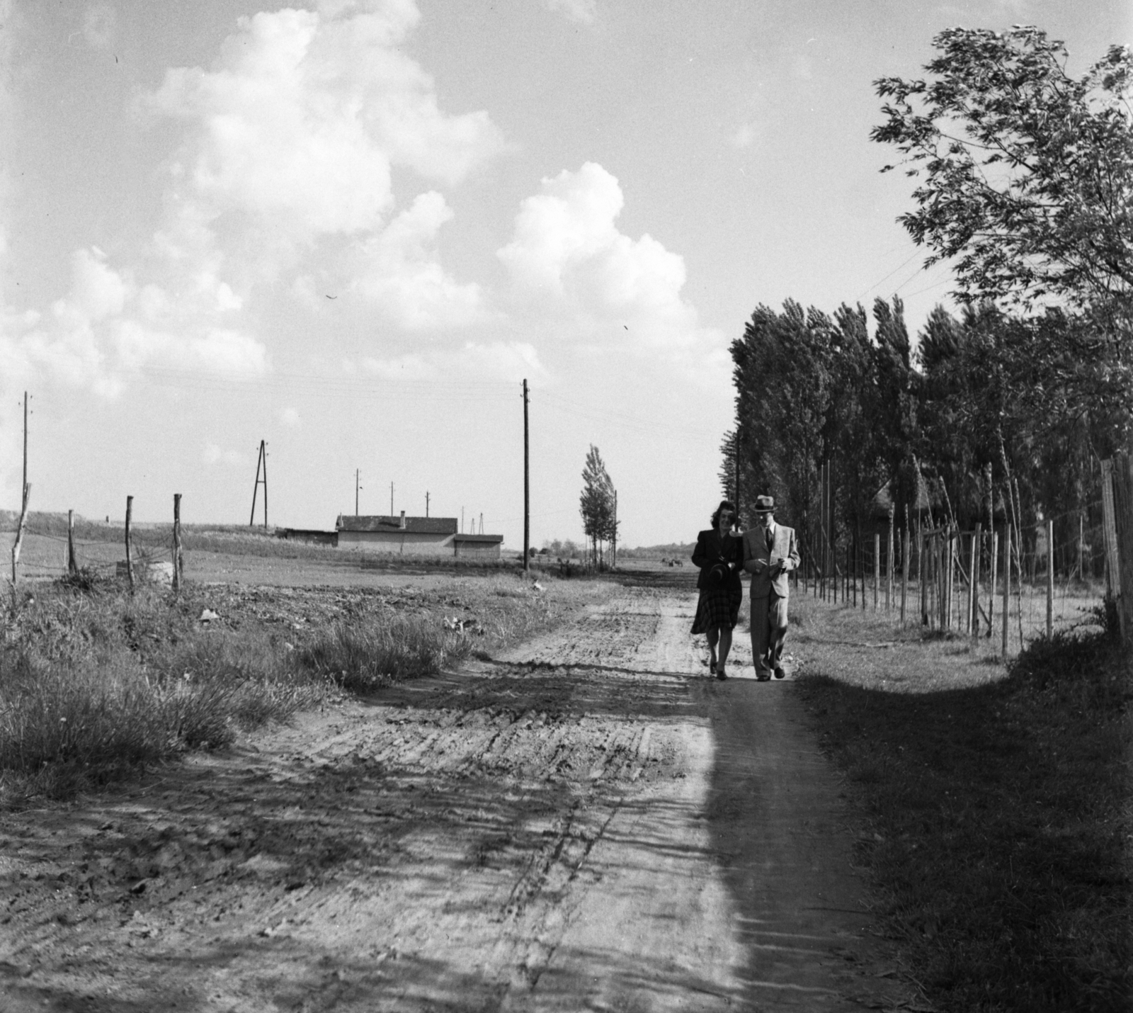 1939, Góg Emese, man and woman, road, clouds, walk, Fortepan #62576