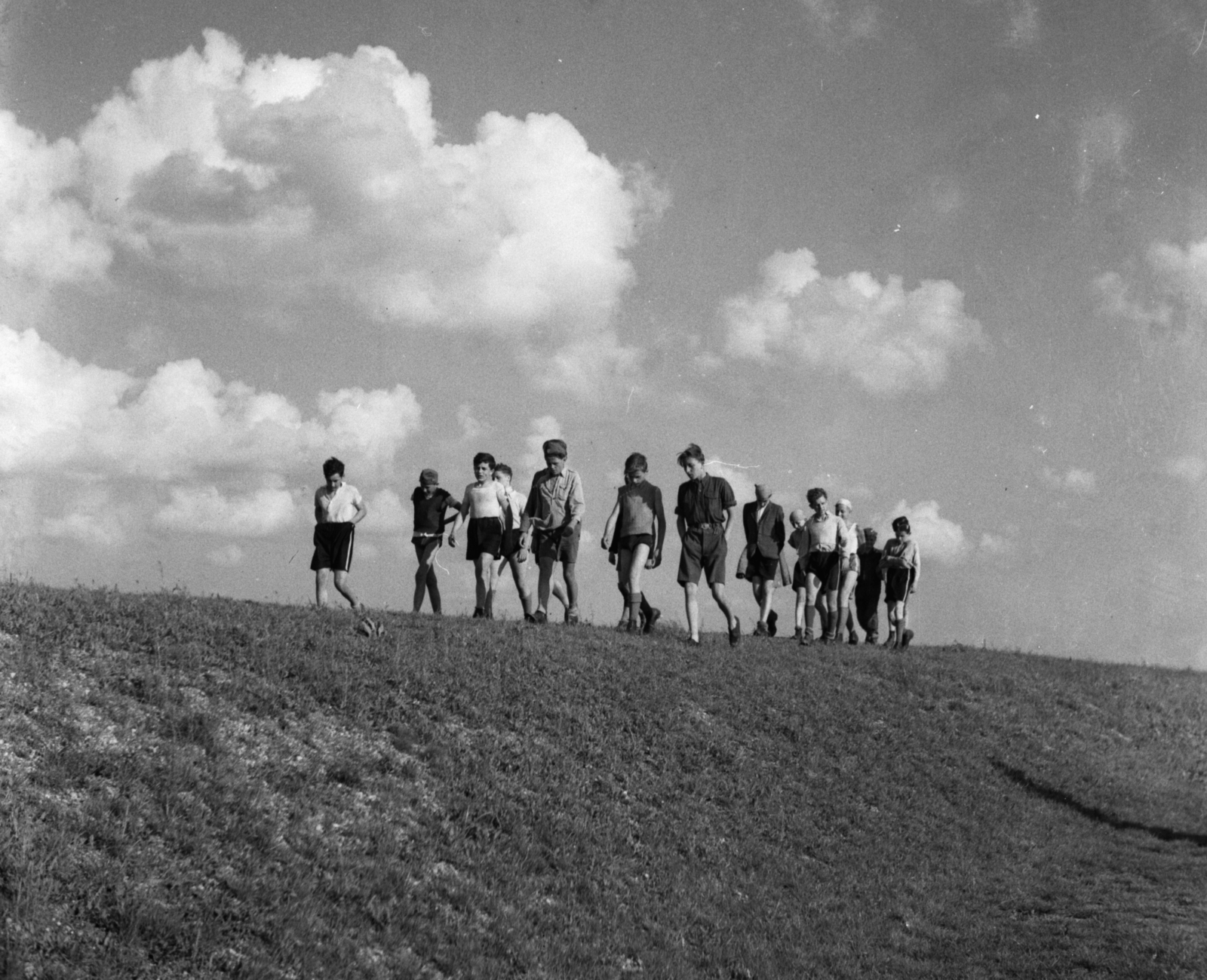 1939, Góg Emese, boys, excursion, clouds, sky, hilltop, Fortepan #62578