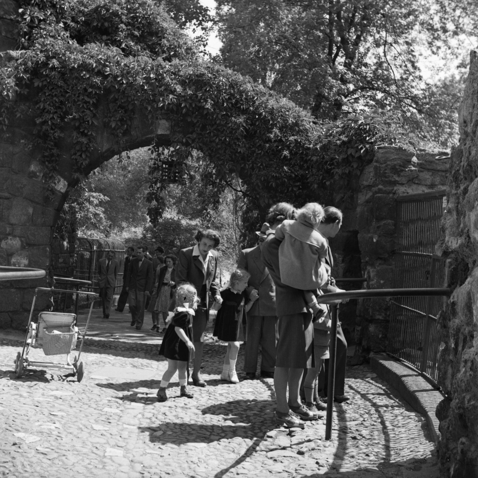 Hungary, Zoo, Budapest XIV., Bagolyvár., 1939, Góg Emese, baby carriage, zoo, Budapest, Fortepan #62581