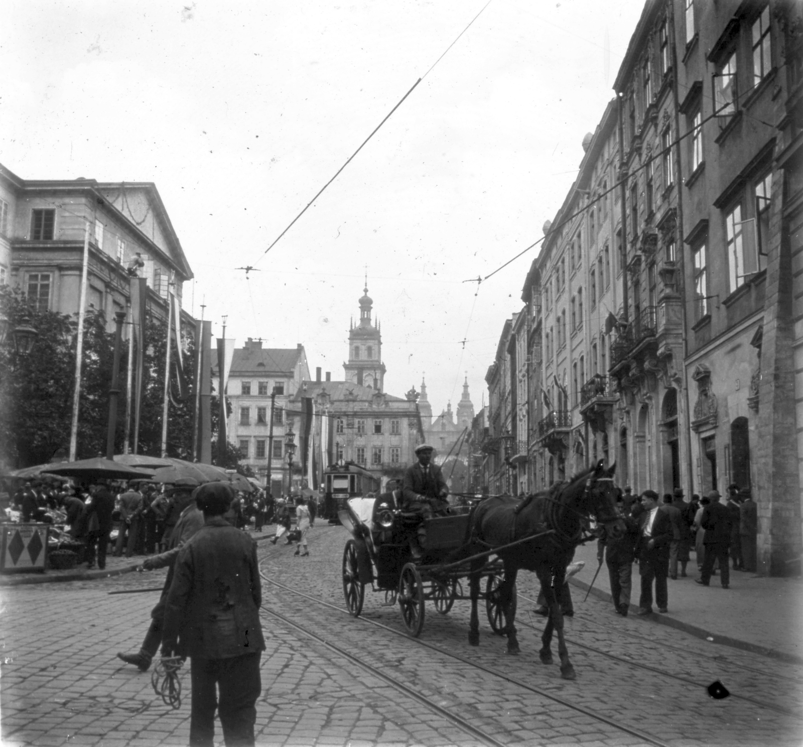 Ukraine, Lviv, Régi piactér (Rinok), balra a Városháza., 1934, Lajtai László, flag, market, Horse-drawn carriage, tram, cobblestones, tower, Fortepan #62596