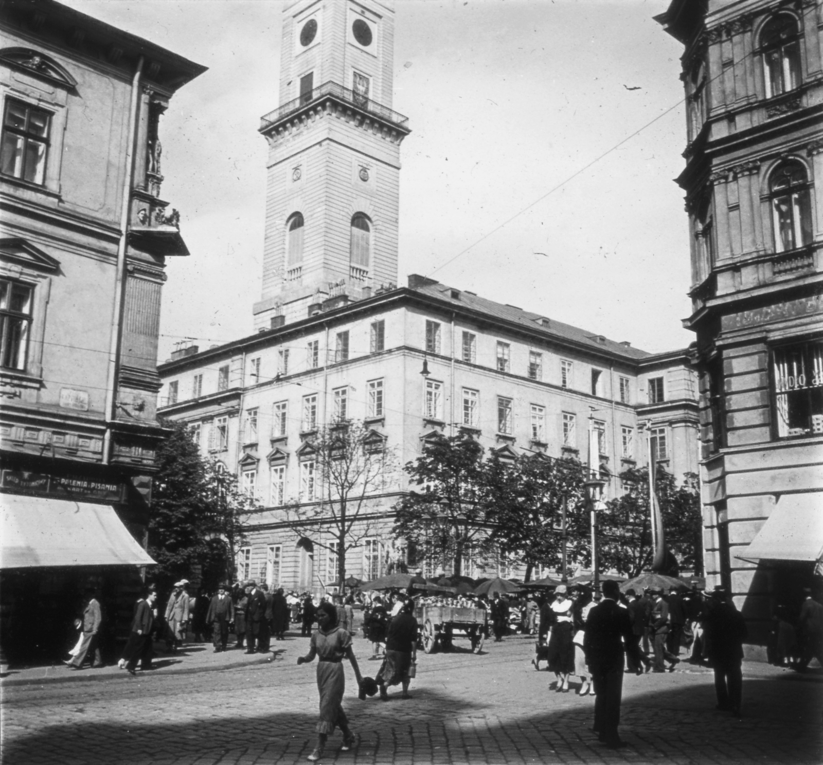 Ukraine, Lviv, Régi piactér (Rinok), szemben a Városháza., 1934, Lajtai László, flag, street view, tower, public building, Fortepan #62597