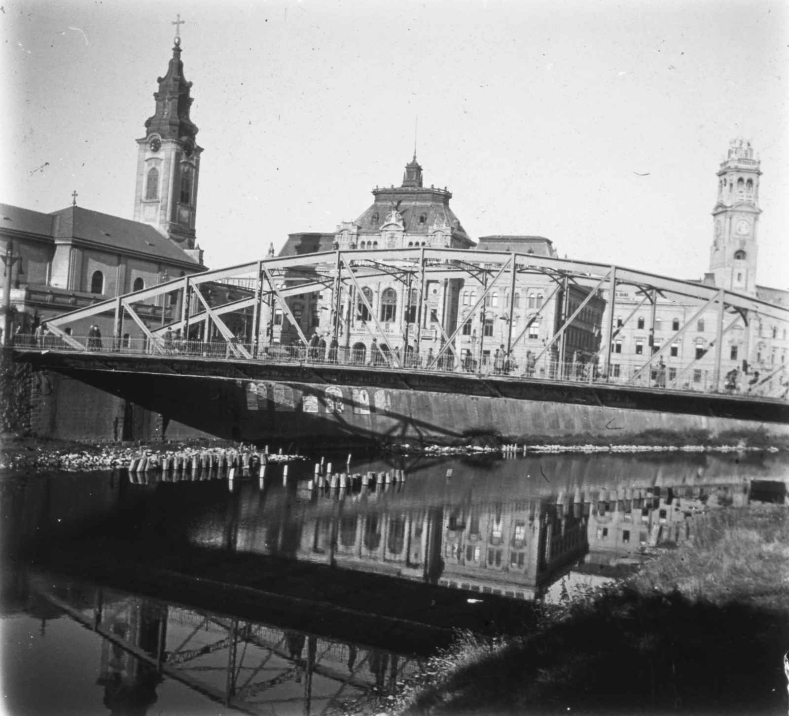 Romania,Transylvania, Oradea, Szent László híd a Sebes-Körös felett. A hídfőnél a Szent László-templom, szemben a Városháza., 1934, Lajtai László, church, bridge, river, water surface, public building, eclectic architecture, Kálmán Rimanóczy-design, Fortepan #62606