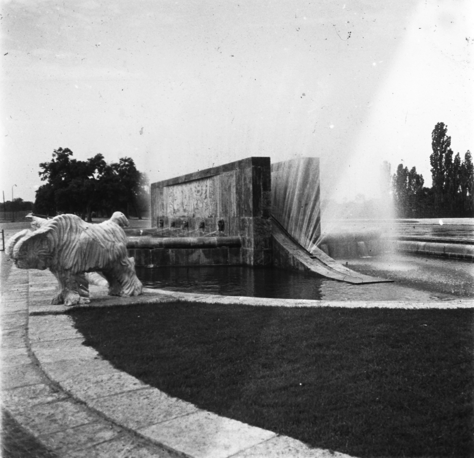 Romania, Bucharest, Miorita szökőkút (Fântâna Mioriţa) ma körbeveszi a Bukarest - Ploiesti közötti főút., 1936, Lajtai László, fountain, Fortepan #62609