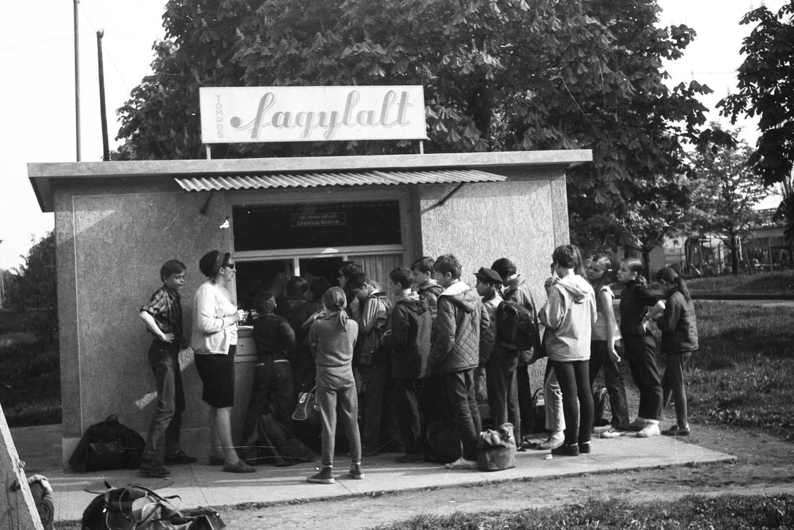 Hungary, Eger, Hadnagy utca, jobbra az Ady Endre utca., 1970, Szerdahelyi Márk, sign-board, kids, woman, ice cream seller, Fortepan #62617