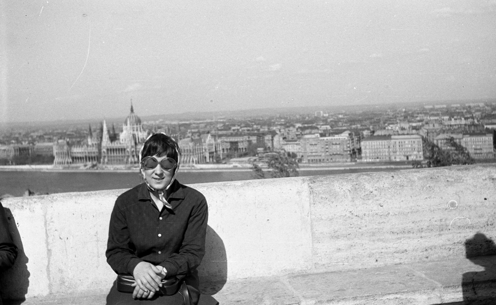 Magyarország, Halászbástya,budai Vár, Budapest I., kilátás a Parlament felé., 1970, Szerdahelyi Márk, portré, látkép, napszemüveg, Schulek Frigyes-terv, Steindl Imre-terv, nő, fejkendő, országház, neogótika, eklektikus építészet, Budapest, Fortepan #62618