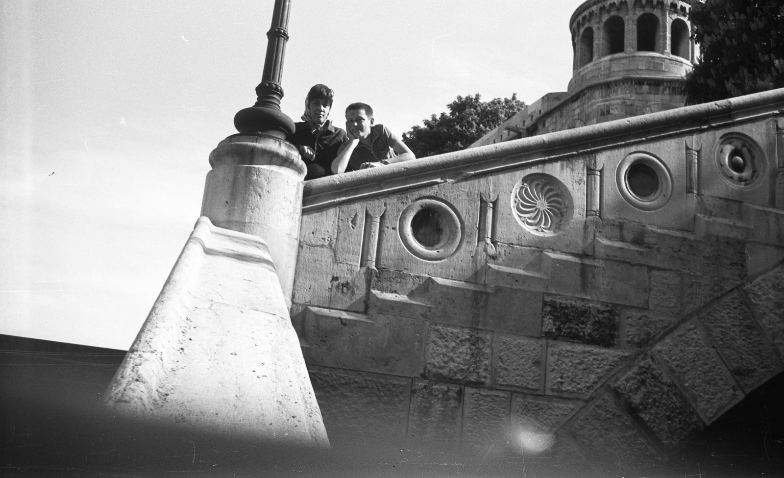 Hungary, Halászbástya, Budapest I., 1970, Szerdahelyi Márk, Frigyes Schulek-design, man, woman, double portrait, headscarf, Budapest, prop up the head, Fortepan #62620