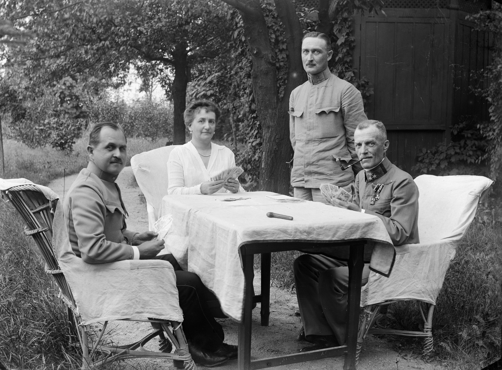 Hungary, Budapest II., Pasarét, a Császári és Királyi Gyalogsági Hadapródiskola parkja., 1914, Szerdahelyi Márk, free time, uniform, garden, men, card game, pipe, soldier, medal, woman, garden furniture, tarot, Budapest, Fortepan #62621