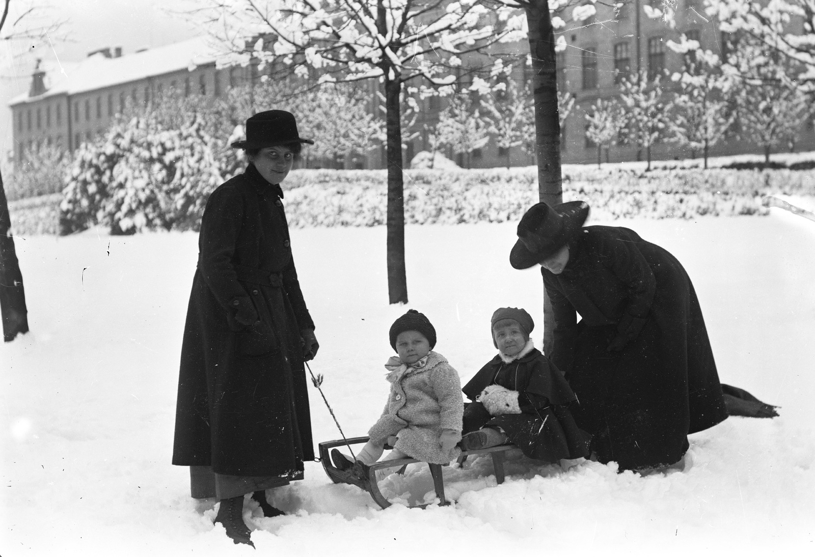 Hungary, Budapest II., Pasarét, Hüvösvölgyi út 21. (Hidegkúti út 23.), az egykori Császári és Királyi Gyalogsági Hadapródiskola gyakorlótere., 1920, Szerdahelyi Márk, hat, winter, snow, women, sledge, kids, Budapest, Fortepan #62633