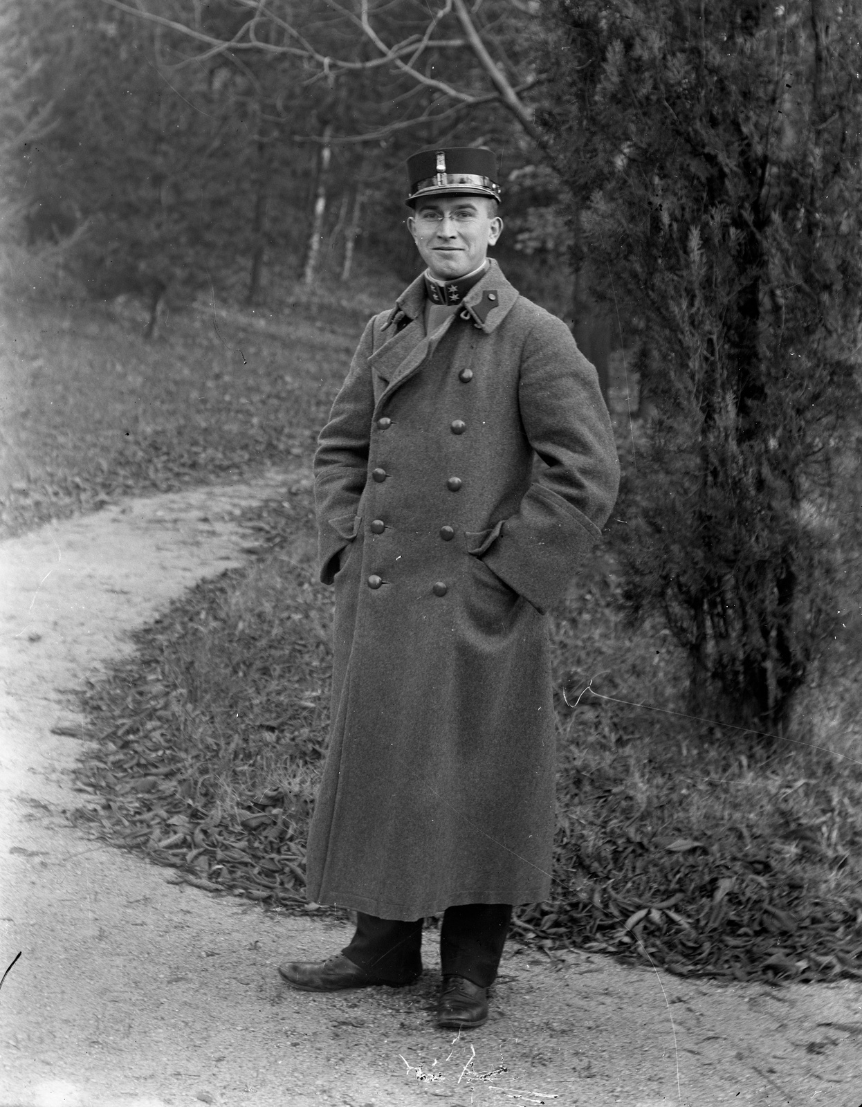 Hungary, Budapest II., Pasarét, az egykori Császári és Királyi Gyalogsági Hadapródiskola parkja., 1917, Szerdahelyi Márk, portrait, uniform, man, soldier, Budapest, hands in pockets, double-breasted coat, Fortepan #62635